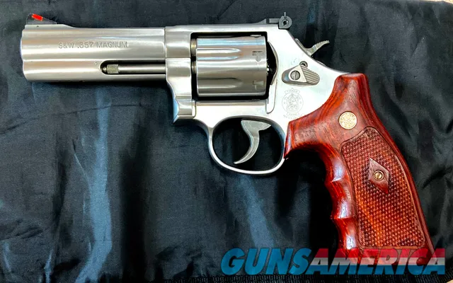 Smith & Wesson M686-6, 4", .357 Magnum, 7 Shot with Case - Pristine