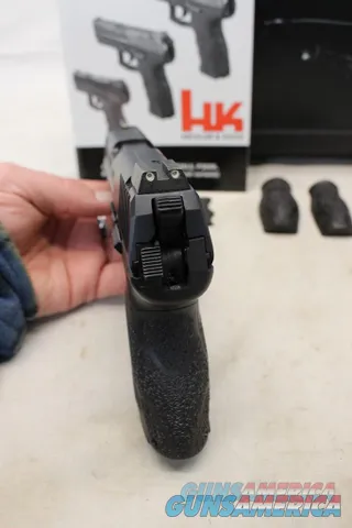 HK P30SK semi-automatic pistol ~ 9mm ~ Case, Manual, Magazines and Extras!