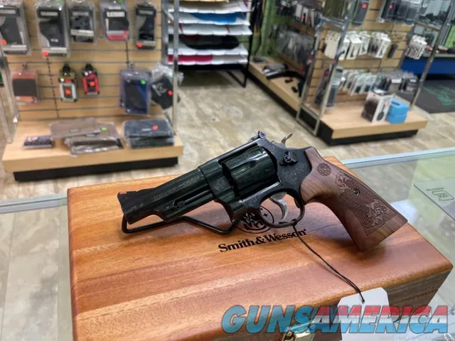 S&W M29 .44 mag classic engraved with  display box