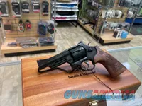 S&W M29 .44 mag classic engraved with  display box