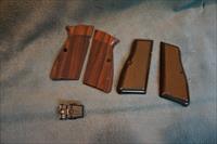 Browning Hi Power factory adjustable sights and 2 sets of grips Img-1