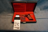 Belgium Browning Medalist 22LR w/case and extras Img-1