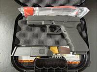 Glock 17 GEN3 4.48 17 Round 9mm Luger with Threaded Barrel Img-1