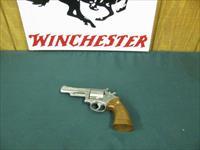 7279 Smith Wesson 66 357 mag 4 inch barrel stainless finish, miniscule drag, 99%, walnut grips not a mark on them .s/n4k5628x adjustable rear site, medallion walnut grips.99% condition Img-1