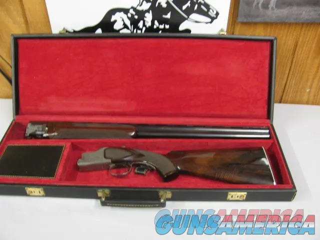 7529 Winchester 101 Pigeon 20 gauge 27 inch barrels skeet, ejectors, 2 white beads, dark walnut, rose and scroll engraved with diamond tip tools, this is the early much sought after one, 99% condition, correct Winchester case, Winchester bu Img-2