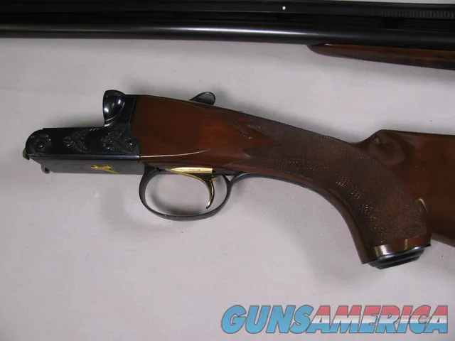 7727 Winchester 23 Classic 20 gauge 26 inch barrels ic and mod, ejectors, vent rig, single select gold trigger, Winchester pad, Winchester correct case,2 white beads, RAISED RELIEF GOLD PHEASANT, on bottom of receiver, 99% condition, AS NEW Img-5