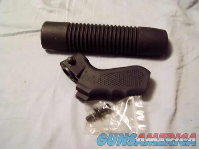 NEW MOSSBERG FACTORY  500 12 GAUGE SYN FOREARM AND PISTOL GRIP SETUP $ 39.99